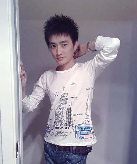 求这张图的同一个人的所有照片！