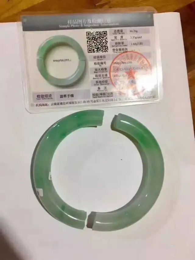 对江西女游客瑞丽碎玉镯30万，商家只需要她赔付18万，你怎么看呢？