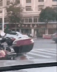 福建一男子一时冲动，当街撒10万现金，一地钞票遭哄抢光后才后悔，对此你怎么看？