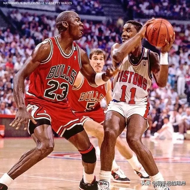 乔丹在打不过活塞时，选择和同届的奥拉朱旺抱团，可以几个冠军？