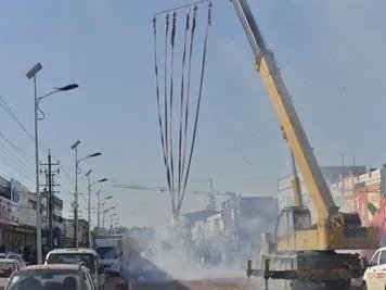 婚礼现场6台吊车放鞭炮，为何这么大阵仗？