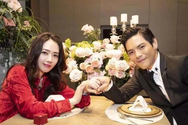 向太官宣郭碧婷怀孕，怀个孕热搜第一，这家人有多爱出风头？