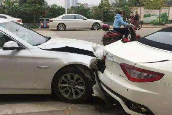 玛莎拉蒂撞宝马致2死4伤，醉驾女司机仅判无期是不是太少了？