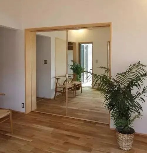 卫生间的镜子对着门好不好 镜子对着门怎么化解