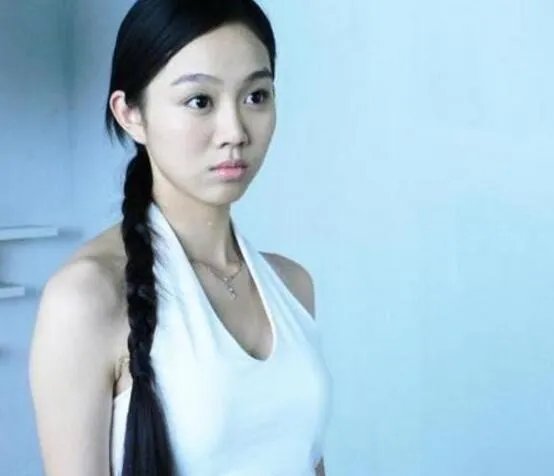 姜妍整容前后照片对比惊人 网友称从大妈整成女神