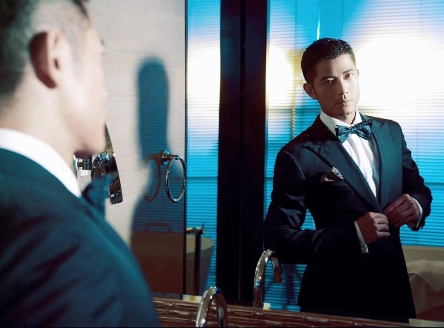 郭富城开豪车现身街头遇粉丝求合影，是满足心愿还是不加理睬？