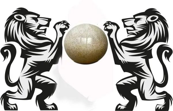 黄山奇石的狮子抢球图片