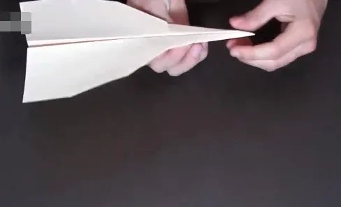 “开学第一课”中的歼15纸飞机怎么折