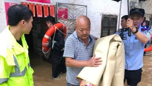 为何民警嘶吼50分钟喊村民起床?