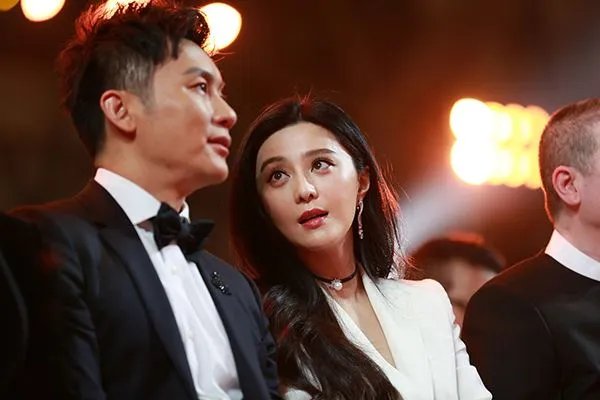 李晨分手后首现身，他们分手的原因主要是什么？