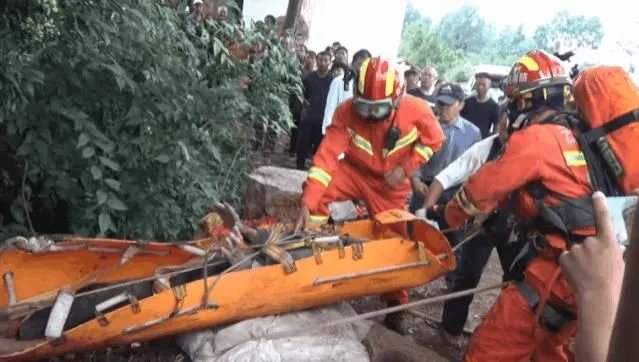 男子坠入深坑生还，男子是如何坠入生坑的？