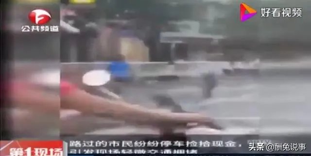 福建一男子一时冲动，当街撒10万现金，一地钞票遭哄抢光后才后悔，对此你怎么看？