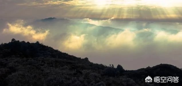 上联：晴空朗月惊雷，下联怎么对？