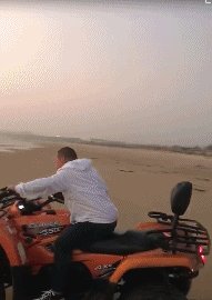 女孩得知开学时间后崩溃大哭 好像有点q弹的动态图