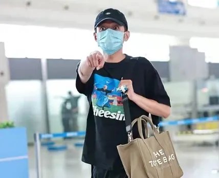 李维嘉代言翻车后首现身，被偷拍后伸手怒指对方，这是恼羞成怒了吗？