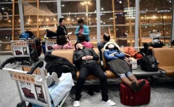 100多名中国乘客为什么会滞留美国？
