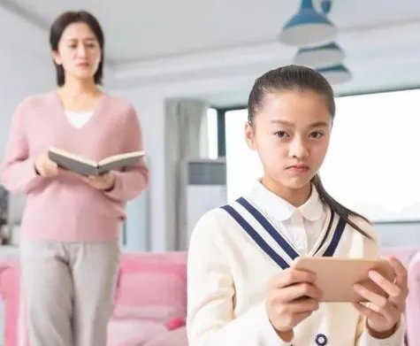 江苏一男孩被主播怂恿半月打赏9万多，这笔款项是否可以退回？