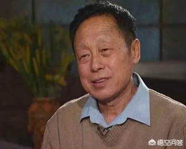 著名演员陈佩斯昨日深夜发文缅怀黄一鹤老先生，因使用繁体字惹网友热议，说出你的看法是什么？