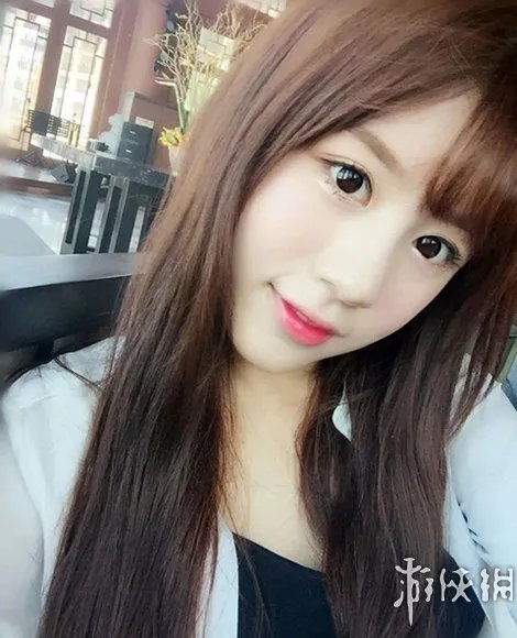 又是别人家的学妹！“白衬衣学妹”爆红网络秒杀奶茶