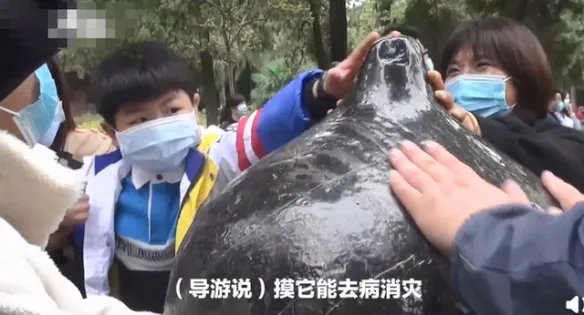 白马寺一塔尖被游客摸成包浆寿桃 摸一下能祛病消灾?