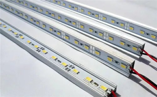 同瓦数的led灯与节能灯哪个亮