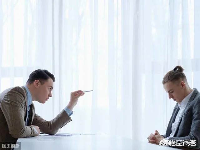 在工作中发现直属领导弄虚作假，要不要告诉老板？