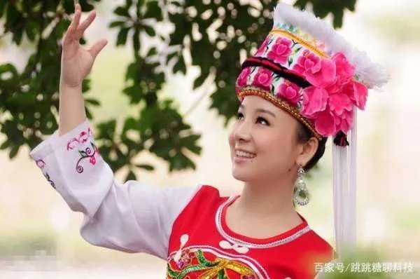 她曾获星光大道冠军，双目失明成当红歌手，婚后成幸福人妻，她是谁？