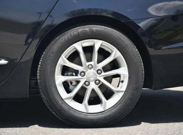 不到22万的中大型轿车，入门版的别克君越，配置够用吗？