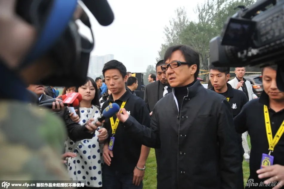 组图：成龙被记者围攻避谈房祖名 笑容勉强无奈