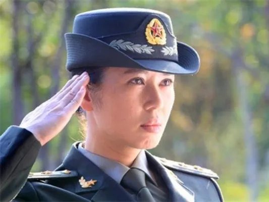 余男战狼胸罩穿帮遭军迷吐槽 演技派变花瓶错不在她