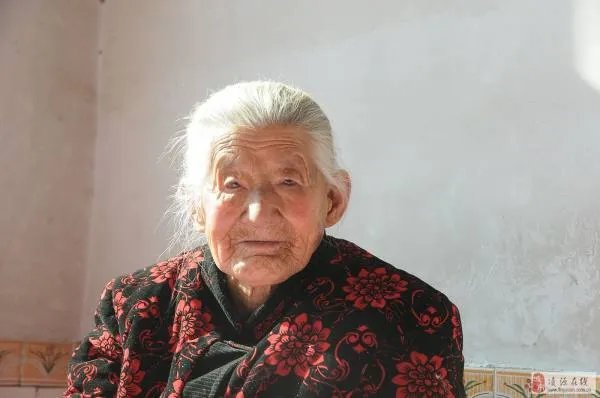 百岁老人被孙子捧成全县网红，她因何备受大众的喜爱？