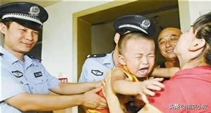 南京：女童暑夜走失3小时，民警及时助力团圆，你怎么看？