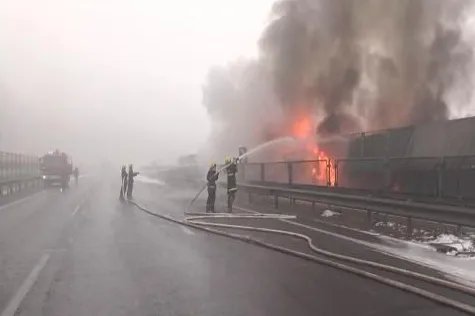 高速驶来火轮车，高速上行驶该注意些什么？