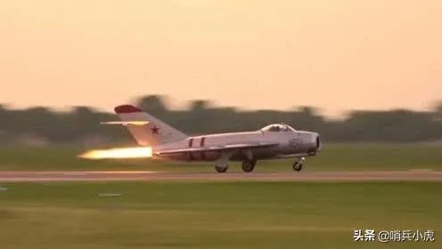 战斗机后轮着地,前轮抬起,如何分辨它是在起飞,还是在降落?