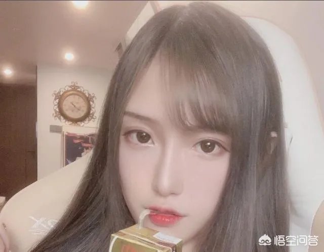 腐团儿露白色内裤