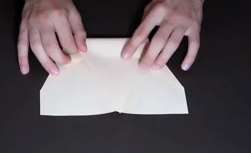 “开学第一课”中的歼15纸飞机怎么折