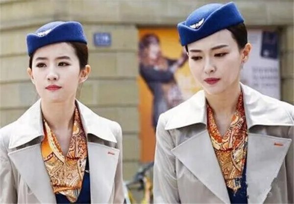 刘亦菲为唐嫣发文庆生，你觉得她晒的唐嫣的照片美吗？