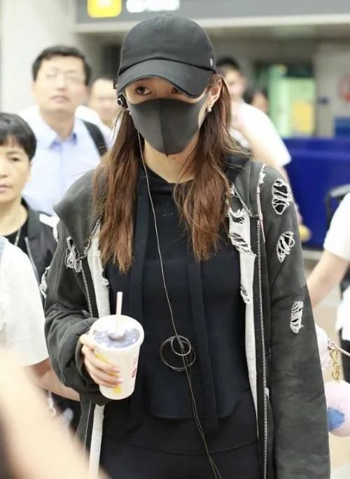 关晓彤戴口罩喝冷饮她是热还是不热？