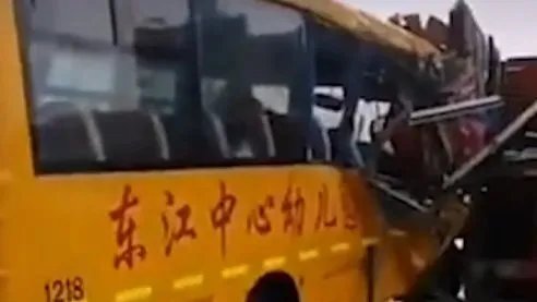 官方通报幼儿园校车与货车相撞，此事故到底是谁的责任？