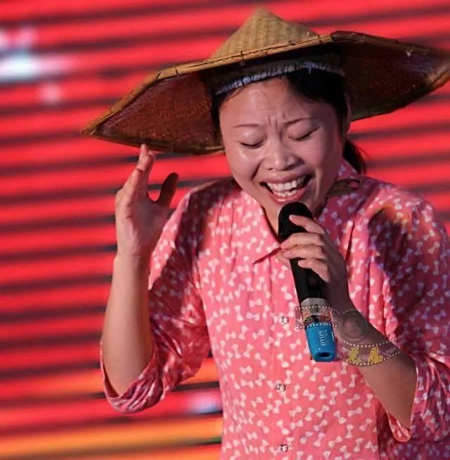 有人说电视上看不见“草帽姐”了,她的近况怎么样?