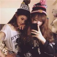 老婆总是去闺蜜家过夜，每次开视频不接说她闺密没穿衣服不方便，为啥？