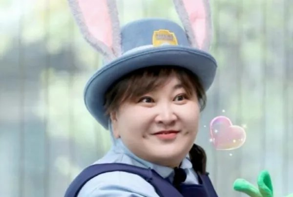 贾玲在街头录节目被偶遇，穿单薄公主裙不怕冷，艺人的工作有多么艰辛？