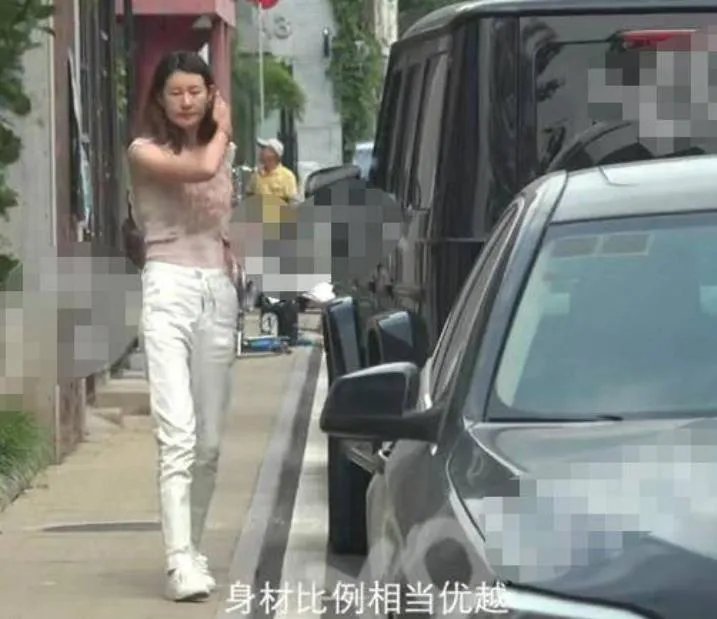 王宝强和女友冯清同框现身：不过全程不等也不理女友