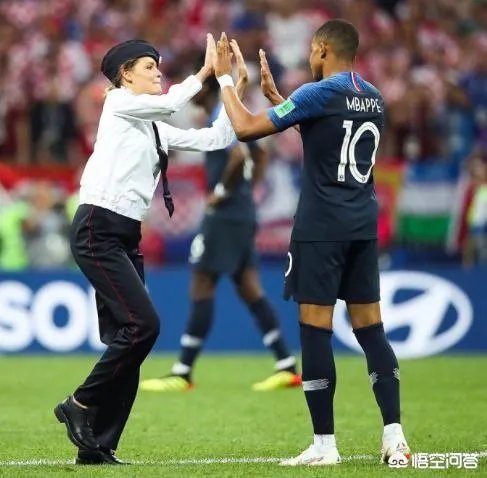 冲入俄罗斯世界杯决赛赛场的四名球迷处罚新鲜出炉，你怎么样看待他们受到的处罚？