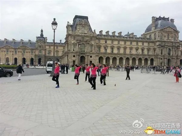 中国大妈征服世界：将所谓的广场舞跳到法国卢浮宫