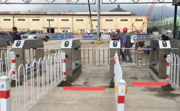 现在闸机两边的门越来越多是不锈钢的了，为啥不用钢化玻璃了啊？透明的多好看啊