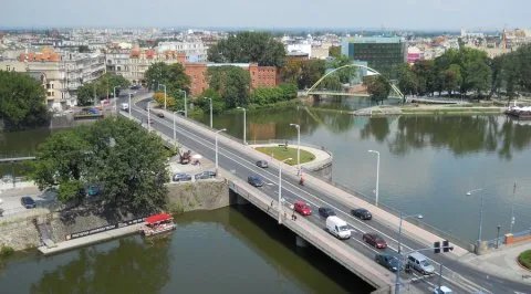 男子高速路上违停吃火锅,占用应急车道怎么处罚