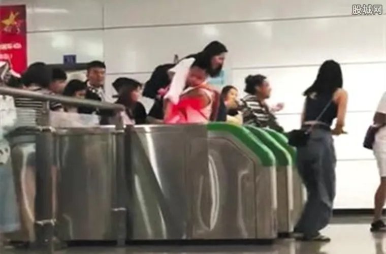 乘客集体跳闸逃票 乘客逃票画面曝光网络引热议