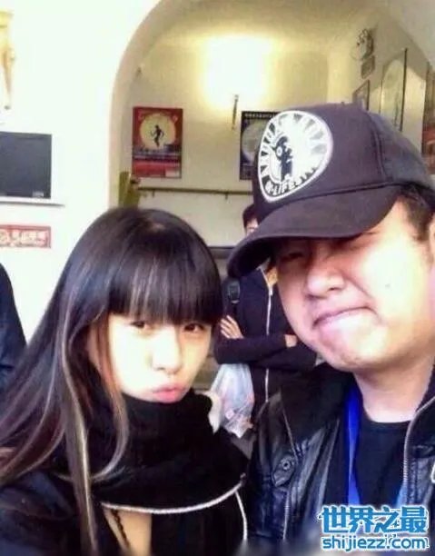 揭秘小彩旗男友是谁，14岁就谈恋爱直呼老公 