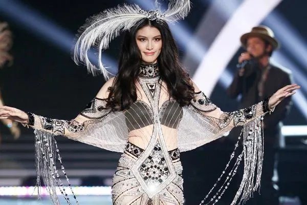 完美身材对超模来说是基础，维密对超模的身材要求到底有多严格？